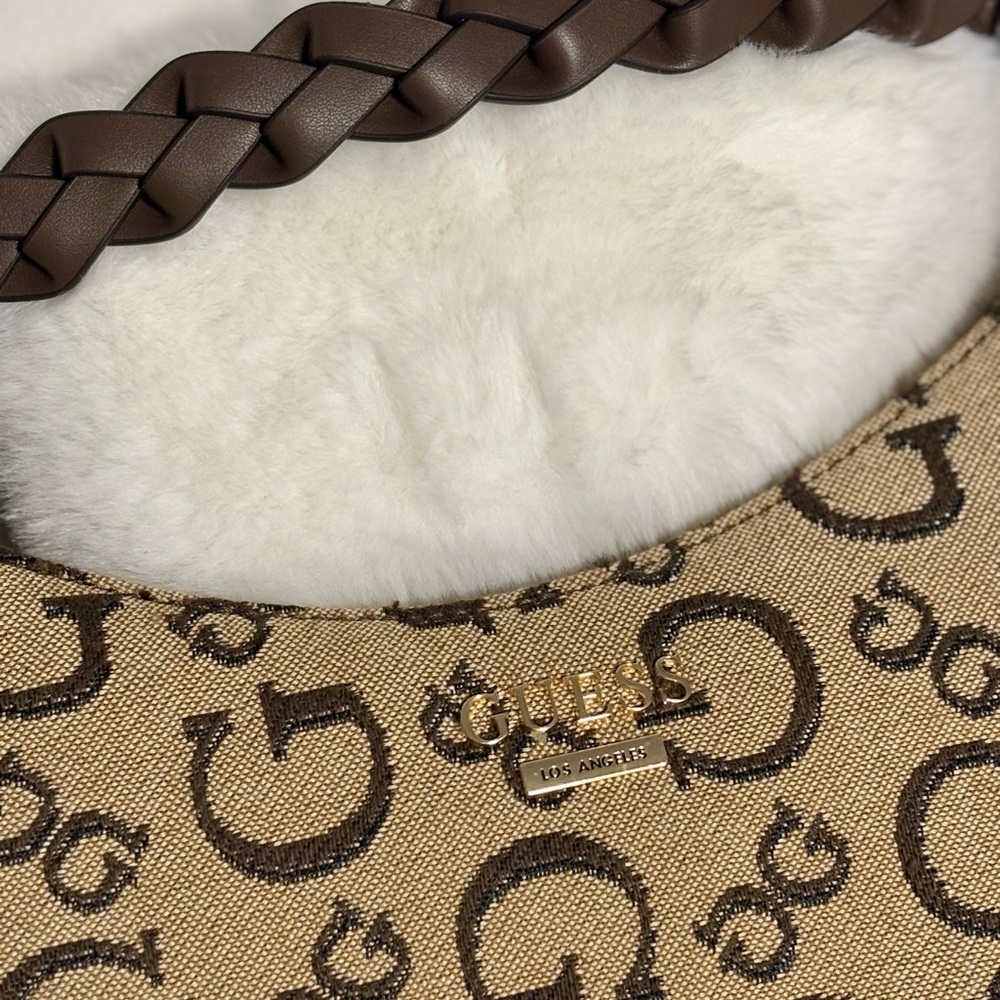 Guess - Picture 8 of 11